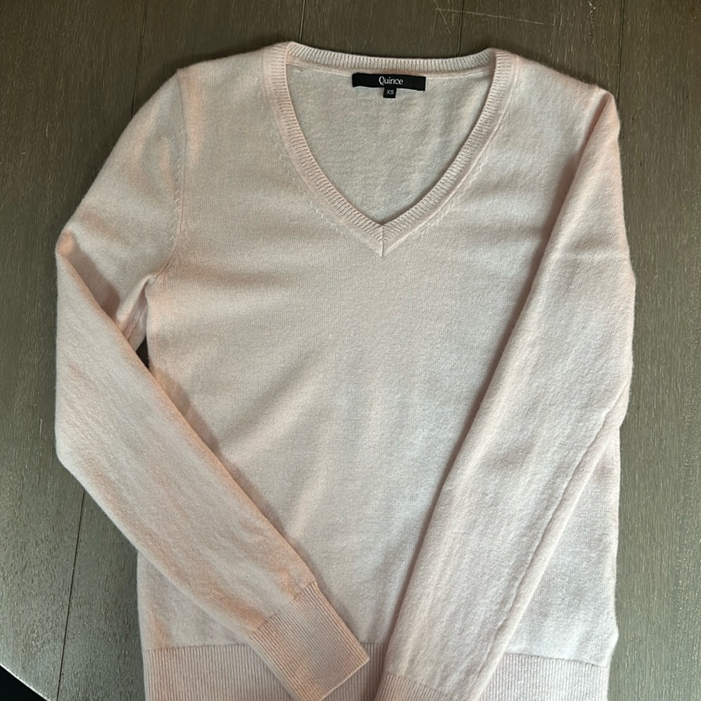 Quince Mongolian Cashmere V-Neck Sweater🤍🩷